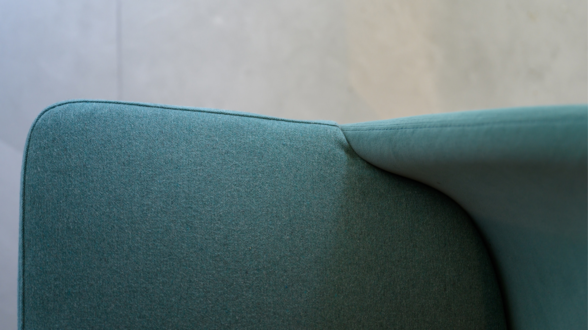 AMA SE01 Variante, dettaglio della seduta, tessuto blu su sfondo neutro